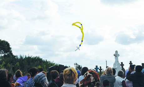 «З нами є Марія всюди і завжди»: на Чортківщині запустили у небо велетенську жовто-блакитну вервицю