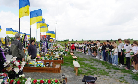 Перед останнім дзвоником — до Героїв: у Городку започаткували нову традицію для випускників