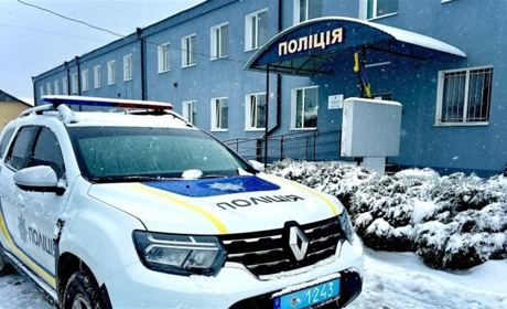 Сокирою пошкодив двері, побив та вимагав гроші: звягелянин сяде у тюрму за знущання з матері