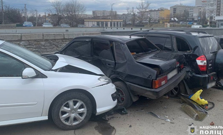 На Черкащині сталася ДТП: автомобіль в’їхав у три припарковані транспортні засоби