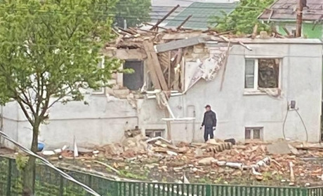 Внаслідок ворожої атаки на Хмельниччині є багато руйнувань