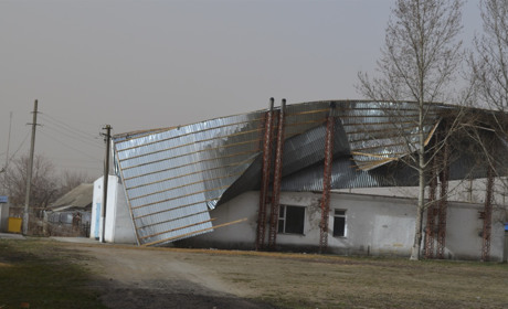 Біляївка знову в епіцентрі піщаної бурі. Постраждали дахи декількох будівель