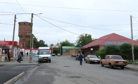 В Лозовій перенесли автобусну зупинку Центральний ринок. Де вона тепер розташована
