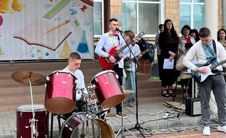 Як Барські школи відсвяткували останній день навчального року: Фото