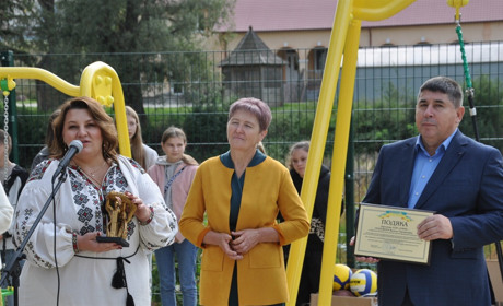 Агропідприємство «Дзвін» подарувало дитячий майданчик і влаштувало свято для малечі у Заліссі