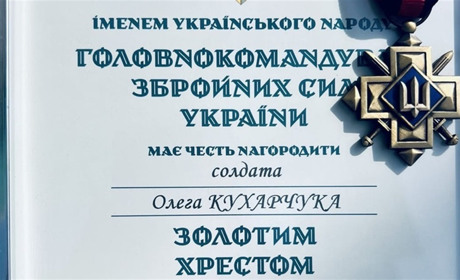 Оператор дронів зі Звягельщині Олег Кухарчук отримав "Золотий хрест" від головнокомандувача