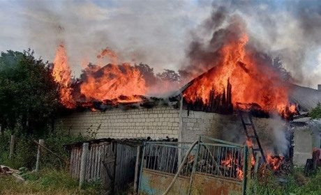 Запобігли вибуху: дубровицькі рятувальники винесли з пожежі 4 газові балони