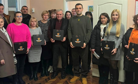 Працівники Дівичківської громади склалися на шість FPV-дронів і самі відвезли їх бійцям на передову