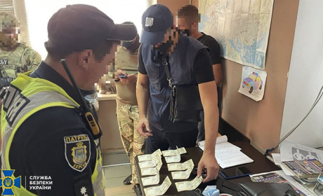 Зупиняли фури і вимагали гроші