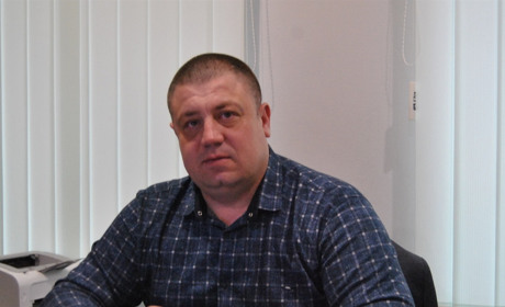 "Маємо наближати перемогу разом". Один день з секретарем міськради Южноукраїнська Денисом Кравченком