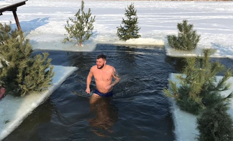 Водичка тепла, а відчуття неймовірні:  як на Водохреща в ополонці купалися (ФОТО та ВІДЕО)