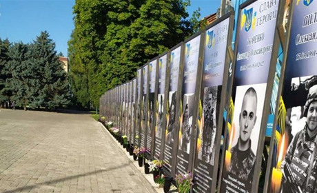 Алея пам'яті: скільки військових нині там знаходиться і який процес встановлення нових фото