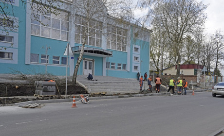 Навпроти жмеринського басейну розпочали ремонт тротуару