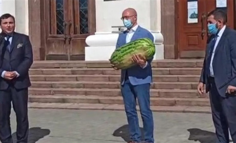 Денису Шмигалю подарували найбільший херсонський кавун, а до театру він так і не поїхав