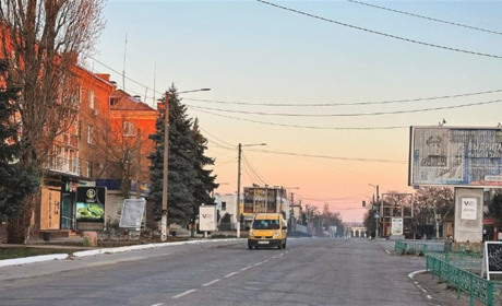 Життя в Новій Каховці: порожні вулиці, бездомні коти, перебої зі світлом