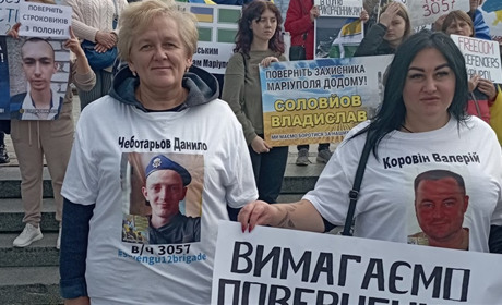 Переяславка Леся Чеботарьова з рідними полонених захисників Маріуполя вийшла на акцію в Києві