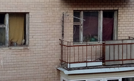 У Чорткові одну з квартир багатоповерхівки господарі перетворили на сміттєзвалище