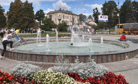 У Дрогобичі оновили фонтан: замінили стару плитку на мармурову. Фото