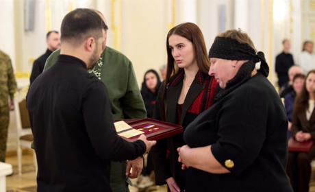 Президент вручив орден "Золота Зірка" рідним Героя України Романа Шаповала з Гланишева