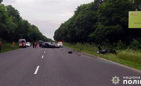 Поблизу Старокостянтинова сталася ДТП, у якій постраждала 31-річна пасажирка припаркованої автівки