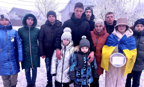 Діти, дорослі та церковні хори цього року колядою збирають кошти на потреби ЗСУ