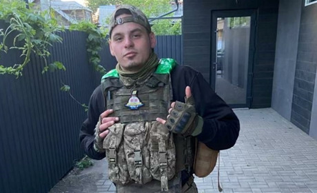 Сьогодні у Вільнянську проводять в останню путь бійця з Бердянська Дмитра Росолова
