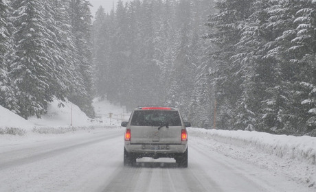Де водіям транзитних вантажівок і легкових авто перечекати негоду на Сватівщині