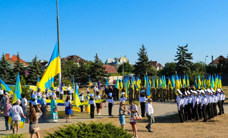 Як у Херсоні та на херсонських морях святкують День прапора. Добірка фото