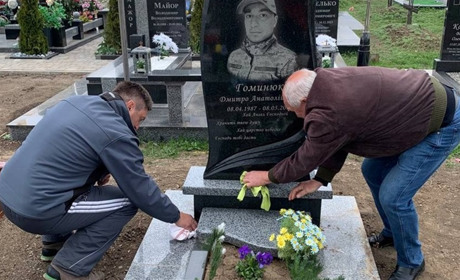 «Хто про них згадає, як не ми?»: як родини загиблих захисників дбають про могили воїнів-сиріт