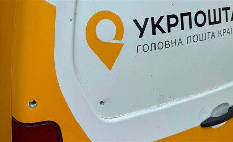 У Великобурлуцькій громаді поранено жінку, ворожий FPV-дрон пошкодив автомобіль «Укрпошти»