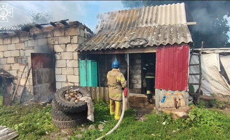 У Цимбалівці рятувальники боролись із пожежею: горіло авто та гараж