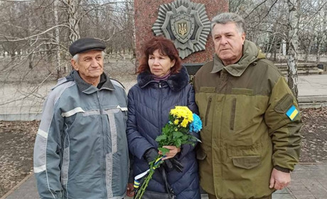 Квіти до обелісків і уклін за стійкість: у Первомайську привітали ветеранів МВС та Нацполіції