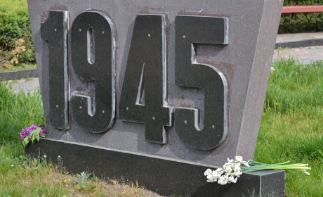 Без офіційних заходів, але з музикою та квітами. Якими були 8 та 9 травня в Южноукраїнську? Фото
