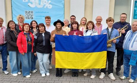 Так звучить Україна: у центрі Старокостянтинова співали й дарували творчість заради підтримки ЗСУ