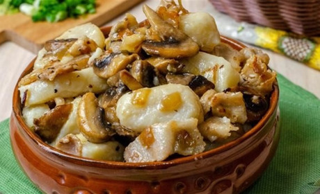 Рецепт дня: галушки з куркою та грибами в горщиках