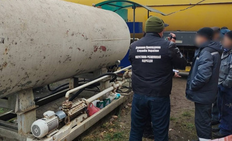 На Сумщині викрили підпільну газову заправку, де незаконно обслуговували місцевих жителів