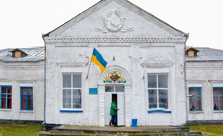 Завдяки грантовому проєкту, підтримці влади й бізнесу в Ліщинці відремонтували фоє Будинку культури