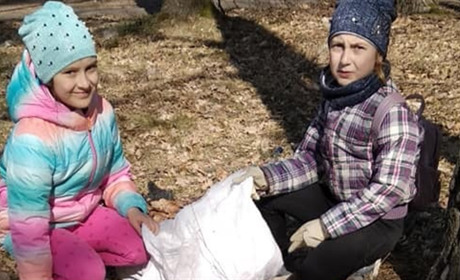 Чисто тепер і в Антонівці. Педагоги місцевої школи підхопили челлендж від Вараша і прибирали сміття
