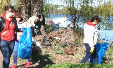 В міста Славута до толоки долучилися навіть водолази