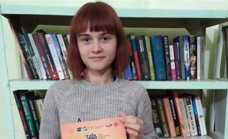 Вишивала дівчина оберіг