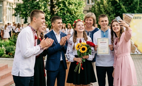 Дев’ятикласники Південноукраїнської громади прощалися зі школою. Добірка світлин із випускних