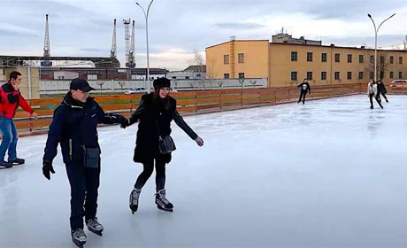 Леденец на Рождество: в Измаиле открылся ледовый каток (видео)