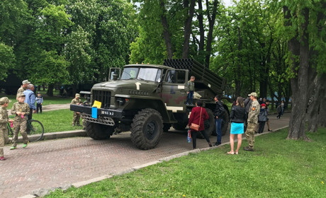 Можна було посидіти у БРДМ та прицілитись з кулемету. Як у Конотопі віздначили День піхоти: відео