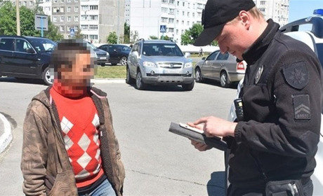Поліцейські повернули додому юного мандрівника з Рівненщини, який самотужки подолав більше 25 км