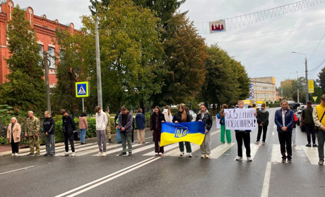 В Барі учні ліцею разом з вчителями перекривають рух, щоб вшанувати Героїв