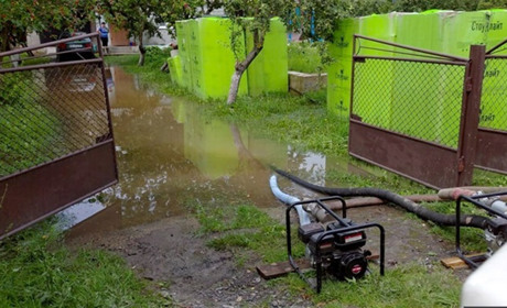 У Володимирці рятувальники відкачували воду з підтоплених господарств