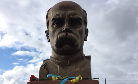 Шевченківські читання, виставки і квіти: як на Сватівщині вшановують Великого Кобзаря