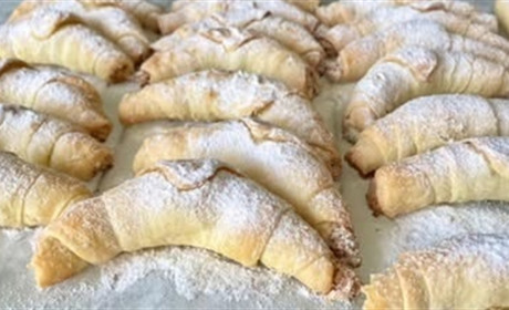 Готуємо сьогодні: розсипчасті та ніжні рогалики з незабутнім смаком