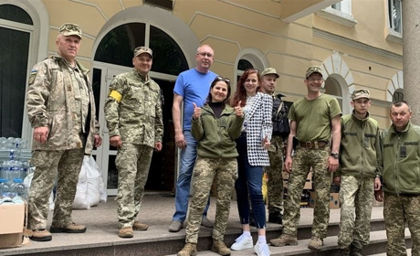 Друзі "тридцятки": бригада символічно висловила вдячність НаУ "Острозька академія"