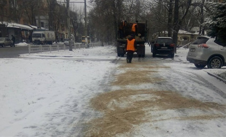 8 машин, 260 тонн суміші: херсонські комунальники всю ніч боролися з ожеледицею